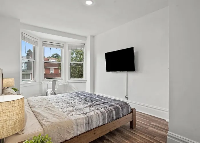 Oakland/university @e Stylish And Private Bedroom With Shared Bathroom Pittsburgh