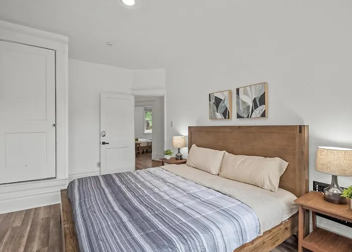 Oakland/university @e Stylish And Private Bedroom With Shared Bathroom