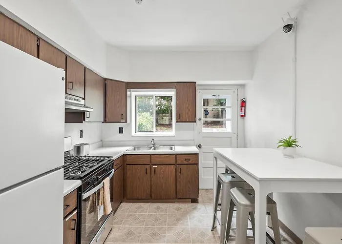 Oakland/university @e Stylish And Private Bedroom With Shared Bathroom Homestay *