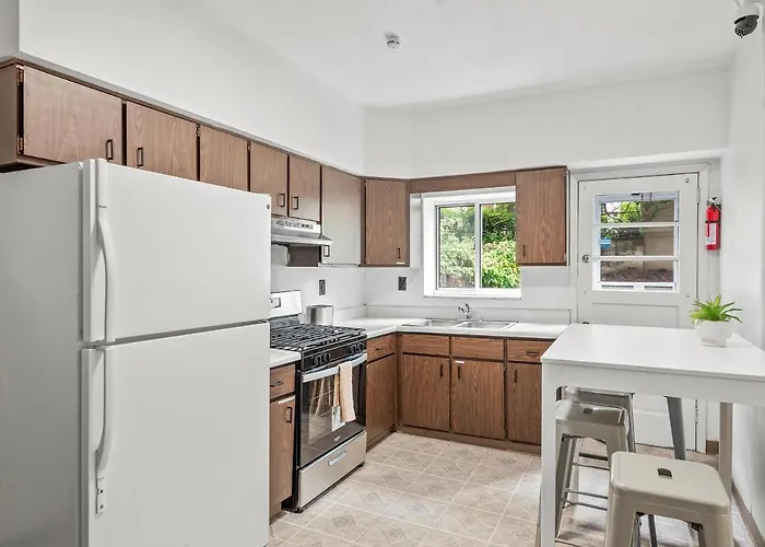 Homestay Oakland/university @e Stylish And Private Bedroom With Shared Bathroom *
